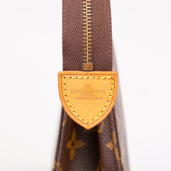 Authentic LOUIS VUITTON Monogram Canvas Toiletry 19 - Picture 11 of 12